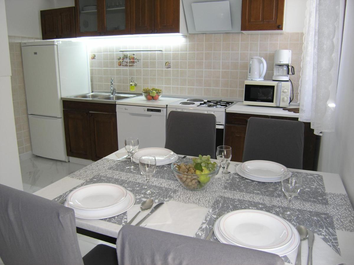 Mari With Terrace Apartment
